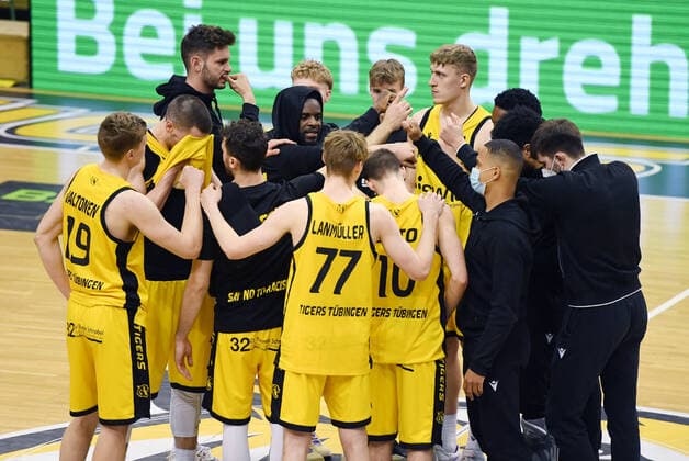 Basketball 2 Bundesliga 2020 2021 30 matchday in Rottenburg at Volksbank Arena 10 04 2021 Tigers Tuebingen Bayer Giants Leverkusen Tigers Tuebingen team circle after the last game of the season.