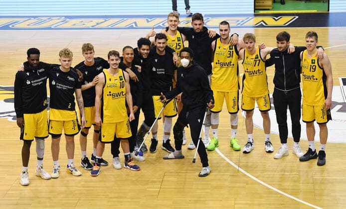 Basketball 2 Bundesliga 2020 2021 30 matchday in Rottenburg at Volksbank Arena 10 04 2021 Tigers Tuebingen Bayer Giants Leverkusen Tigers Tuebingen team picture after the last game of the season Roland Nyama, Timo Fischer, Lucas Schiebelhut, Gianni Otto, Mirjan Broening, Troy Simons, Besnik Bekteshi, Jekabs Beck, Isaiah Crawley with Kruecken, Enosch Wolf, Daniel Keppeler, Timo Lanmueller, Matti Sorgius and Elias Valtonen (from left)