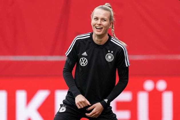 Merle Frohms Goalkeeper, DFB Women, 1 , single image, action, joy, friendly, happy, beaming, optimistic, warming up, warm up before the match, action, laughing, laughing, 10 04 2021, Wiesbaden Germany , Soccer, Womens International Match, Germany Australia, DFB DFL REGULATES PROHIBIT ANY USE OF PHOTOGRAPHS AS IMAGE SEQUENCES AND OR QUASI VIDEO xozx