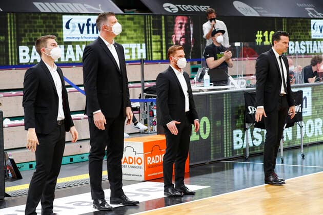 27 Spieltag der easyCredit BBL Basketball Bundesliga am 10 April 2021in der Oberfrankenhalle in Bayreuth Bayern Deutschland Saison 2020 2021 Medi Bayreuth vs Brose Bamberg Raoul Korner Medi Bayreuth Trainer rechts Lars Masell Medi Bayreuth Co Trainer Tim Nees Medi Bayreuth Co Trainer Jakob Burger Medi Bayreuth Co Trainer