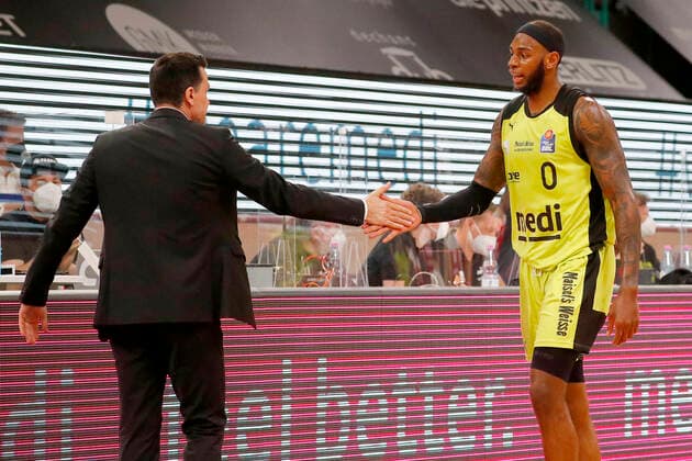 27 Matchday of the easyCredit BBL Basketball Bundesliga on 10 April 2021in the Oberfrankenhalle in Bayreuth Bavaria Germany season 2020 2021 Medi Bayreuth against Brose Bamberg Raoul Korner Medi Bayreuth coach left Dererk Pardon Medi Bayreuth 0 right