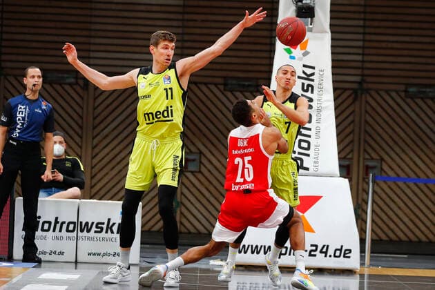 27 Matchday of the easyCredit BBL Basketball Bundesliga on 10 April 2021at the Oberfrankenhalle in Bayreuth Bavaria Germany Season 2020 2021 Medi Bayreuth vs Brose Bamberg Andreas Seiferth Medi Bayreuth 11 left Philip Jalalpoor Medi Bayreuth 7 right Kenneth Ogbe Brose Bamberg 25 center