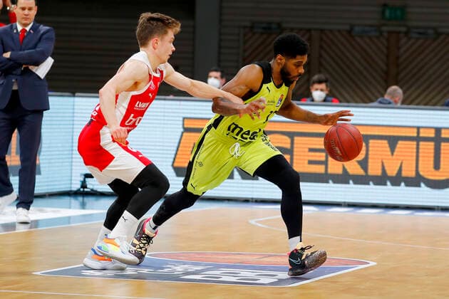 27 Matchday of the easyCredit BBL Basketball Bundesliga on 10 April 2021at the Oberfrankenhalle in Bayreuth Bavaria Germany Season 2020 2021 Medi Bayreuth vs Brose Bamberg Lazeric Jones Medi Bayreuth 12 right Bennet Hundt Brose Bamberg 33 left