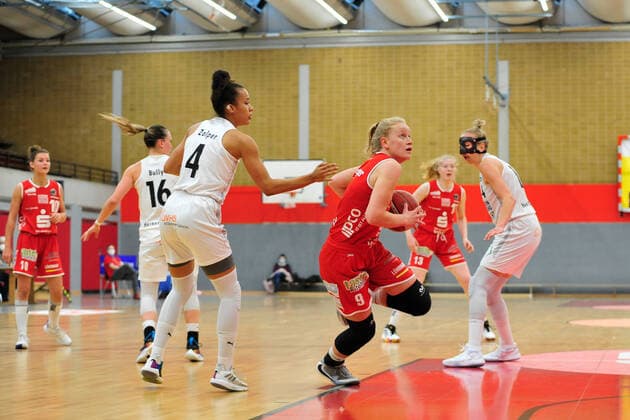 Basketball DBBL Play offs Semi Final Game 1 Herner TC GiroLive Panthers Osnabrück on 10 04 2021 at the H2K Arena in Herne Emma Eichmeyer Osnabrück in a duel with Laura Zolper Herne BK