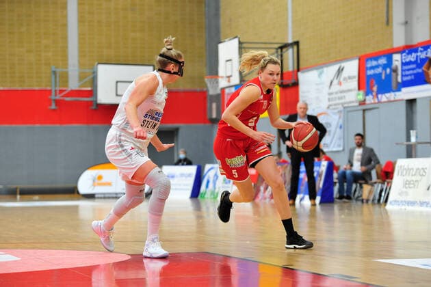 Basketball DBBL Play offs Semi Final Game 1 Herner TC GiroLive Panthers Osnabrück on 10 04 2021 at the H2K Arena in Herne Tonia Dölle Doelle Osnabrück in a duel with Sofia Pelander Herne BK