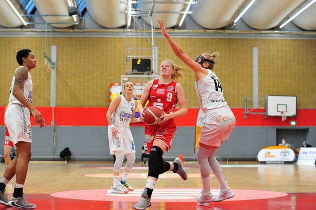 Basketball DBBL Play offs Semi Final Game 1 Herner TC GiroLive Panthers Osnabrück on 10 04 2021 at the H2K Arena in Herne Emma Eichmeyer Osnabrück in a duel with Sofia Pelander Herne BK