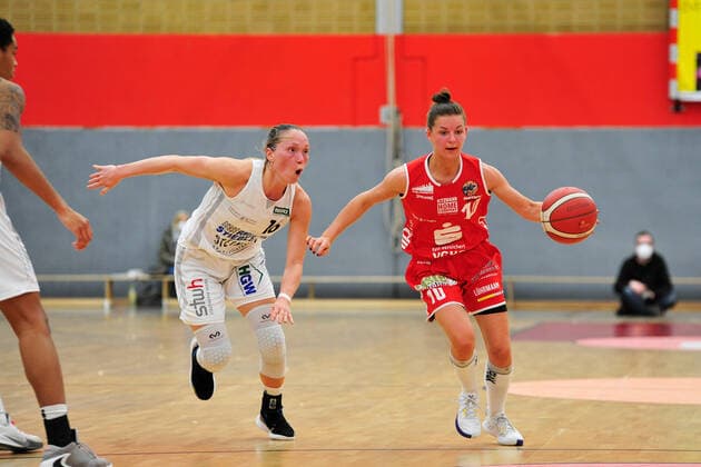 Basketball DBBL Play offs Semi Final Game 1 Herner TC GiroLive Panthers Osnabrück on 10 04 2021 at the H2K Arena in Herne Jenny Strozyk Osnabrück in a duel with Chloe Bully Herne BK