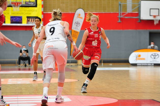 Basketball DBBL Play offs Semi Final Game 1 Herner TC GiroLive Panthers Osnabrück on 10 04 2021 at the H2K Arena in Herne Emma Eichmeyer Osnabrück in a duel with Kristina Topuzovic Herne BK