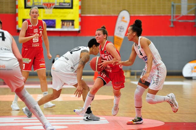 Basketball DBBL Play offs Semi Final Game 1 Herner TC GiroLive Panthers Osnabrück on 10 04 2021 at the H2K Arena in Herne Jenny Strozyk Osnabrück in a duel with Laura Zolper Herne BK