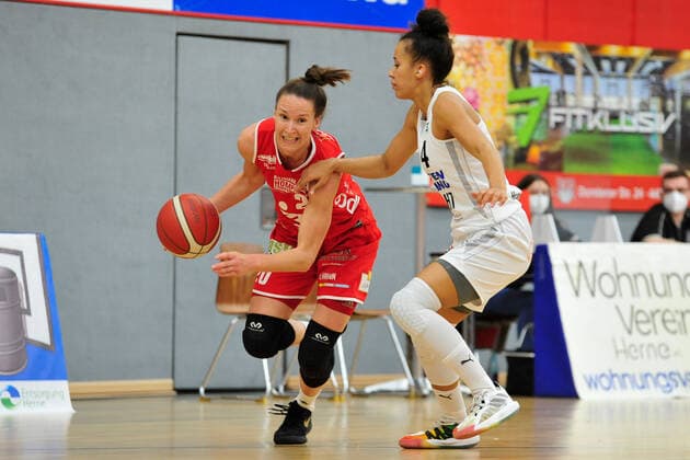 Basketball DBBL Play offs Semi Final Game 1 Herner TC GiroLive Panthers Osnabrück on 10 04 2021 at the H2K Arena in Herne Kata Takacs Osnabrück in a duel with Laura Zolper Herne BK