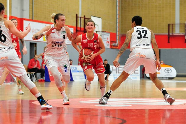 Basketball DBBL Play offs Semifinal Game 1 Herner TC GiroLive Panthers Osnabrück on 10 04 2021 at the H2K Arena in Herne Jenny Strozyk Osnabrück in a duel with Kristina Topuzovic Herne BK