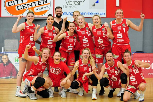 Basketball DBBL Play offs Semifinals Game 1 Herner TC GiroLive Panthers Osnabrück on 10 04 2021 at the H2K Arena in Herne GiroLive Panthers cheer Sieh in Herne BK
