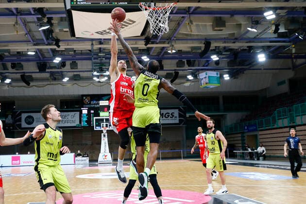 27 Matchday of the easyCredit BBL Basketball Bundesliga on 10 April 2021at the Oberfrankenhalle in Bayreuth Bavaria Germany Season 2020 2021 Medi Bayreuth vs Brose Bamberg Dererk Pardon Medi Bayreuth 0 right Dominic Lockhart Brose Bamberg 3 left