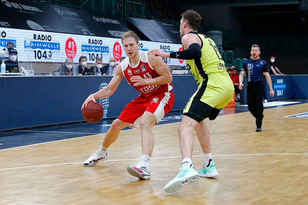 27 Matchday of the easyCredit BBL Basketball Bundesliga on 10 April 2021at the Oberfrankenhalle in Bayreuth Bavaria Germany Season 2020 2021 Medi Bayreuth vs Brose Bamberg Matthew Tiby Medi Bayreuth 15 right Christian Sengfelder Brose Bamberg 43 left