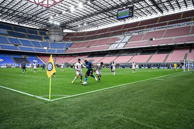 Foto Piero Cruciatti LaPresse 11 04 21 - Milano, Italia Calcio Inter vs Cagliari - Campionato italiano di calcio Serie A TIM 2020-2021 - San Siro Stadium Nella foto: Giovanni Simeone Romelu Lukaku, Andrea Carboni Foto Piero Cruciatti LaPresse 11 04 21 - Milan, Italy Sport, Soccer Inter vs Cagliari - Serie A TIM Italian Football Championship 2020-2021 - San Siro Stadium In the photo: Giovanni Simeone Romelu Lukaku, Andrea Carboni  Copyright: xPieroxCruciatti LaPressex