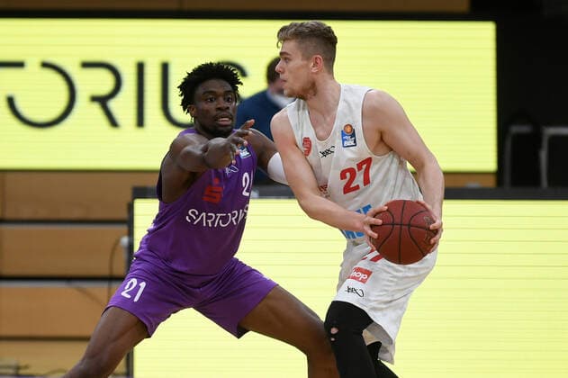 BG Göttingen S Oliver Baskets Würzburg 11 04 2021, Basketball Bundesliga easyCredit BBL, 2020 2021 season, main round, BG Göttingen S Oliver Baskets Würzburg Göttingens Tai Odiase l plays against Würzburgs Jonas Weitzel Göttingen Lower Saxony Germany