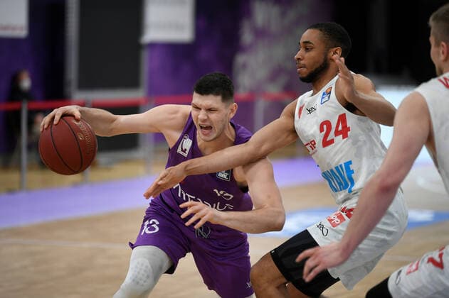 BG Göttingen S Oliver Baskets Würzburg 11 04 2021, Basketball Bundesliga easyCredit BBL, season 2020 2021, main round, BG Göttingen S Oliver Baskets Würzburg Göttingens Rihards Lomazs l plays against Würzburgs Cameron Hunt Göttingen Lower Saxony Germany