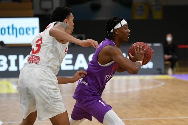 BG Göttingen S Oliver Baskets Würzburg 11 04 2021, Basketball Bundesliga easyCredit BBL, 2020 2021 season, main round, BG Göttingen S Oliver Baskets Würzburg Göttingens Deishuan Booker r plays against Würzburgs Perry Jones Göttingen Lower Saxony Germany.
