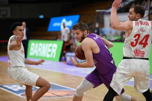 BG Göttingen S Oliver Baskets Würzburg 11 04 2021, Basketball Bundesliga easyCredit BBL, season 2020 2021, main round, BG Göttingen S Oliver Baskets Würzburg Göttingens Mathis Mönninghoff M plays against Würzburgs Felix Hoffmann Göttingen Lower Saxony Germany