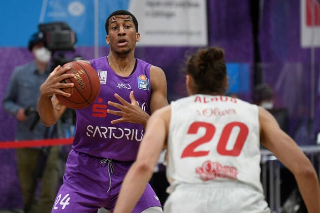 BG Göttingen S Oliver Baskets Würzburg 11 04 2021, Basketball Bundesliga easyCredit BBL, 2020 2021 season, main round, BG Göttingen S Oliver Baskets Würzburg Göttingens Aubrey Dawkins l plays against Würzburgs Julian Albus Göttingen Lower Saxony Germany.