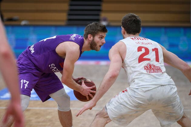 BG Göttingen S Oliver Baskets Würzburg 11 04 2021, Basketball Bundesliga easyCredit BBL, 2020 2021 season, main round, BG Göttingen S Oliver Baskets Würzburg Göttingens Mathis Mönninghoff l plays against Würzburgs Florian Koch Göttingen Lower Saxony Germany.