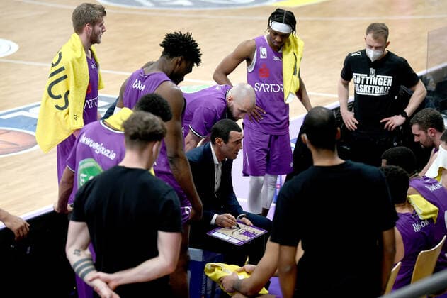 BG Göttingen S Oliver Baskets Würzburg 11 04 2021, Basketball Bundesliga easyCredit BBL, season 2020 2021, main round, BG Göttingen S Oliver Baskets Würzburg Göttingen coach Roel Moors M speaks to his team Göttingen Lower Saxony Germany