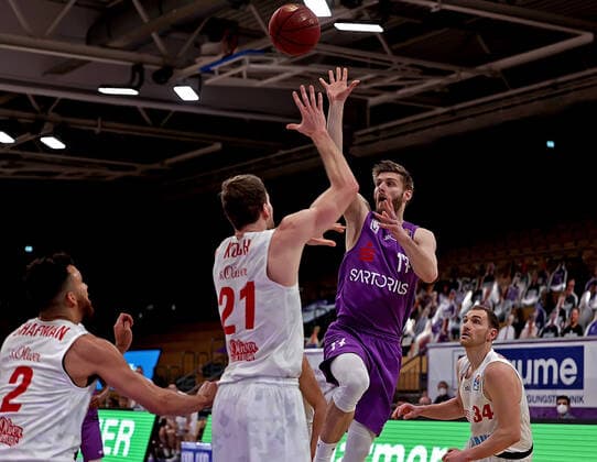 GSD zje123 season 2020 21 Easy credit Basketball Bundesliga BG Göttingen s Oliver Würzburg Göttingens Mathis Mönninghoff on the ball against Würzburgs Florian Koch.