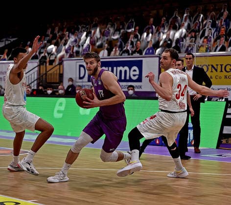 GSD zje123 season 2020 21 Easy credit Basketball Bundesliga BG Göttingen s Oliver Würzburg Göttingens Mathis Mönninghoff on the ball against Würzburgs Felix Hofmann right.