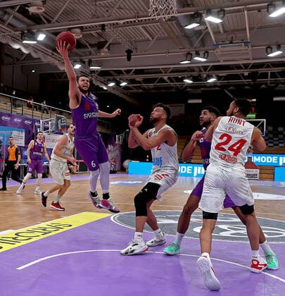 GSD zje123 season 2020 21 Easy credit Basketball Bundesliga BG Göttingen s Oliver Würzburg Göttingens Luke Nelson on the ball against Würzburgs Brekkott Chapmann right.