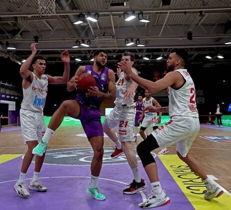 GSD zje123 season 2020 21 Easy credit Basketball Bundesliga BG Göttingen s Oliver Würzburg Göttingens Marvin Omuvwie on the ball against Würzburgs Brekkott Chapmann right.