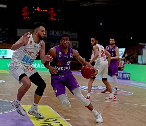 GSD zje123 season 2020 21 Easy credit Basketball Bundesliga BG Göttingen s Oliver Würzburg Göttingens Aubrey Dawkins on the ball against Würzburgs Brekkott Chapmann.