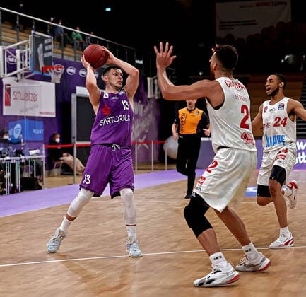 GSD zje123 season 2020 21 Easy credit Basketball Bundesliga BG Göttingen s Oliver Würzburg Göttingens Rihards Lomazs on the ball against Würzburgs Brekkott Chapman.