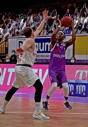 GSD zje123 season 2020 21 Easy credit Basketball Bundesliga BG Göttingen s Oliver Würzburg Göttingens Deishuan Booker on the ball against Würzburgs Cameron Hunt.