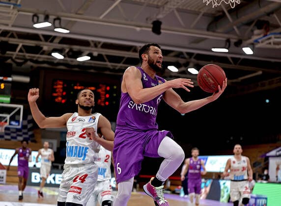 GSD zje123 season 2020 21 Easy credit Basketball Bundesliga BG Göttingen s Oliver Würzburg Göttingens Luke Nelson on the ball against Würzburgs Cameron Hunt.