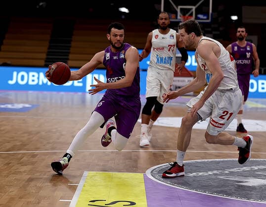 GSD zje123 season 2020 21 Easy credit Basketball Bundesliga BG Göttingen s Oliver Würzburg Göttingens Luke Nelson on the ball against Würzburgs Florian Koch.