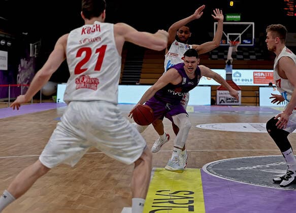 GSD zje123 season 2020 21 Easy credit Basketball Bundesliga BG Göttingen s Oliver Würzburg Göttingens Aubrey Dawkins on the ball against Würzburgs
