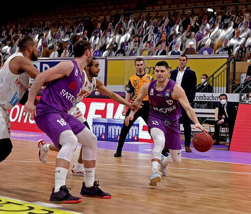 GSD zje123 season 2020 21 Easy credit Basketball Bundesliga BG Göttingen s Oliver Würzburg Göttingens Rihards Lomazs on the ball against Würzburgs Cameron Hunt.