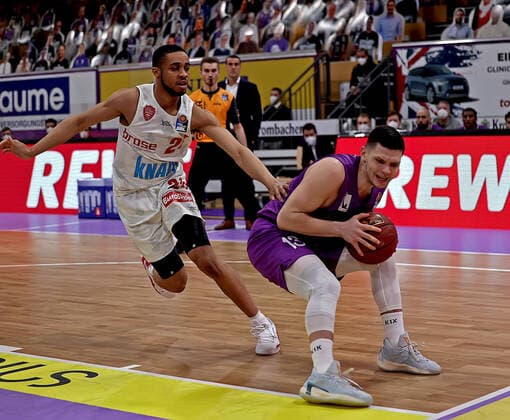 GSD zje123 season 2020 21 Easy credit Basketball Bundesliga BG Göttingen s Oliver Würzburg Göttingens Rihards Lomazs on the ball against Würzburgs Cameron Hunt.