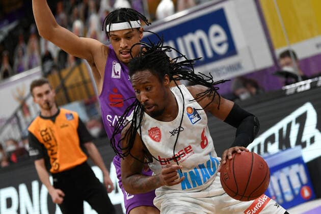 BG Göttingen S Oliver Baskets Würzburg 11 04 2021, Basketball Bundesliga easyCredit BBL, 2020 2021 season, main round, BG Göttingen S Oliver Baskets Würzburg Würzburgs Robert Loewery r plays against Göttingens Nelson Weidemann Göttingen Lower Saxony Germany.