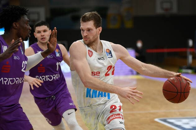 BG Göttingen S Oliver Baskets Würzburg 11 04 2021, Basketball Bundesliga easyCredit BBL, 2020 2021 season, main round, BG Göttingen S Oliver Baskets Würzburg Würzburgs Florian Koch r plays against Göttingens Tai Odiase l and Göttingens Rihards Lomazs Göttingen Lower Saxony Germany.