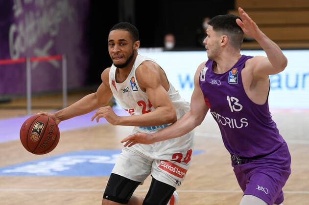 BG Göttingen S Oliver Baskets Würzburg 11 04 2021, Basketball Bundesliga easyCredit BBL, season 2020 2021, main round, BG Göttingen S Oliver Baskets Würzburg Würzburgs Cameron Hunt l plays against Göttingens Rihards Lomazs Göttingen Lower Saxony Germany