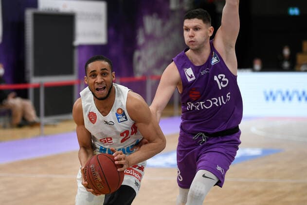 BG Göttingen S Oliver Baskets Würzburg 11 04 2021, Basketball Bundesliga easyCredit BBL, season 2020 2021, main round, BG Göttingen S Oliver Baskets Würzburg Würzburgs Cameron Hunt l plays against Göttingens Rihards Lomazs Göttingen Lower Saxony Germany