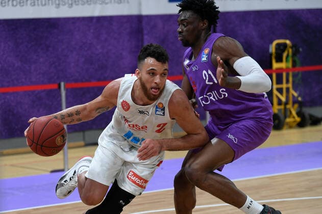 BG Göttingen S Oliver Baskets Würzburg 11 04 2021, Basketball Bundesliga easyCredit BBL, 2020 2021 season, main round, BG Göttingen S Oliver Baskets Würzburg Würzburgs Brekkott Chapman l plays against Göttingens Tai Odiase Göttingen Lower Saxony Germany.