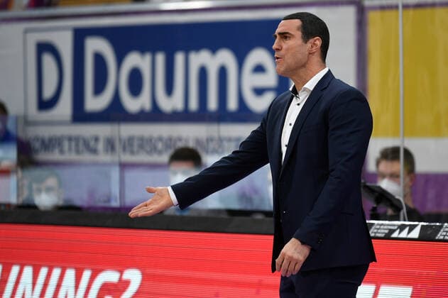 BG Göttingen S Oliver Baskets Würzburg 11 04 2021, Basketball Bundesliga easyCredit BBL, 2020 2021 season, main round, BG Göttingen S Oliver Baskets Würzburg Göttingen coach Roel Moors Göttingen Lower Saxony Germany.