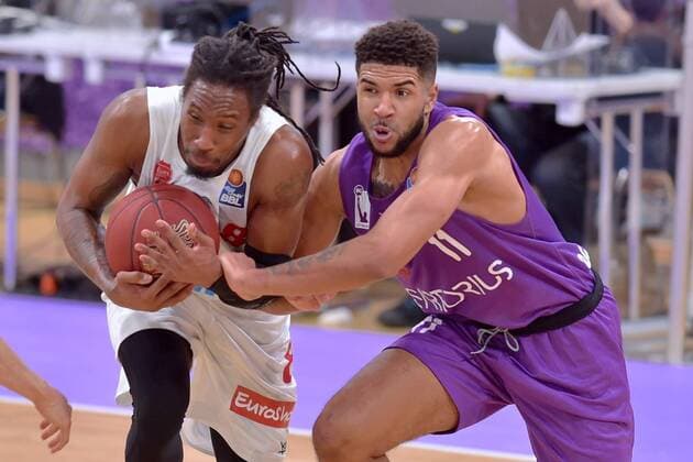 Robert Lowery s Oliver Wuerzburg on the ball , Marvin Omuvwie BG Goettingen R , Basketball, Bundesliga, BBL, BG Goettingen s Oliver Wuerzburg, 11 04 2021 , BG Goettingen s Oliver Wuerzburg, Basketball, Bundesliga, GER, BBL, 11 04 2021 Goettingen Copyright: xEibner-Pressefotox-xRolandxSippelx