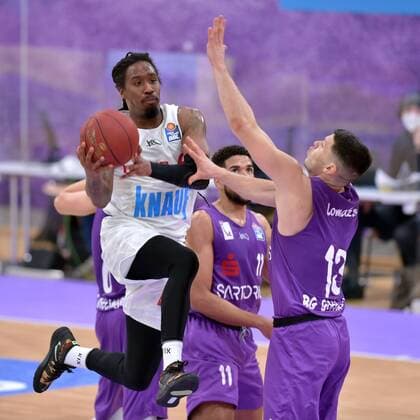 Robert Lowery s Oliver Wuerzburg on the ball , Rihards Lomazs BG Goettingen R , Marvin Omuvwie BG Goettingen M, back , Basketball, Bundesliga, BBL, BG Goettingen s Oliver Wuerzburg, 11 04 2021, BG Goettingen s Oliver Wuerzburg, Basketball, Bundesliga, GER, BBL, 11 04 2021 Goettingen Copyright: xEibner-Pressefotox-xRolandxSippelx