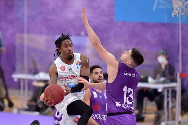 Robert Lowery s Oliver Wuerzburg on the ball , Rihards Lomazs BG Goettingen R , Marvin Omuvwie BG Goettingen M, back , Basketball, Bundesliga, BBL, BG Goettingen s Oliver Wuerzburg, 11 04 2021, BG Goettingen s Oliver Wuerzburg, Basketball, Bundesliga, GER, BBL, 11 04 2021 Goettingen Copyright: xEibner-Pressefotox-xRolandxSippelx