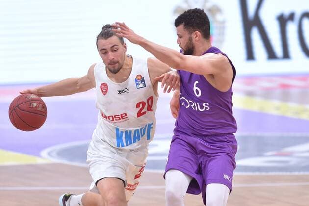Julian Albus s Oliver Wuerzburg on the ball , Luke Nelson BG Goettingen , Basketball, Bundesliga, BBL, BG Goettingen s Oliver Wuerzburg, 11 04 2021, BG Goettingen s Oliver Wuerzburg, Basketball, Bundesliga, GER, BBL, 11 04 2021 Goettingen Copyright: xEibner-Pressefotox-xRolandxSippelx