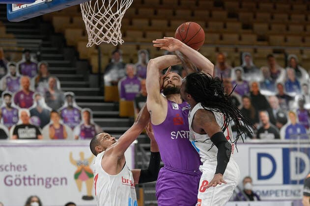 BG Göttingen S Oliver Baskets Würzburg 11 04 2021, Basketball Bundesliga easyCredit BBL, 2020 2021 season, main round, BG Göttingen S Oliver Baskets Würzburg Göttingens Dennis Kramer M plays against Würzburgs Robert Loewery r Göttingen Lower Saxony Germany.
