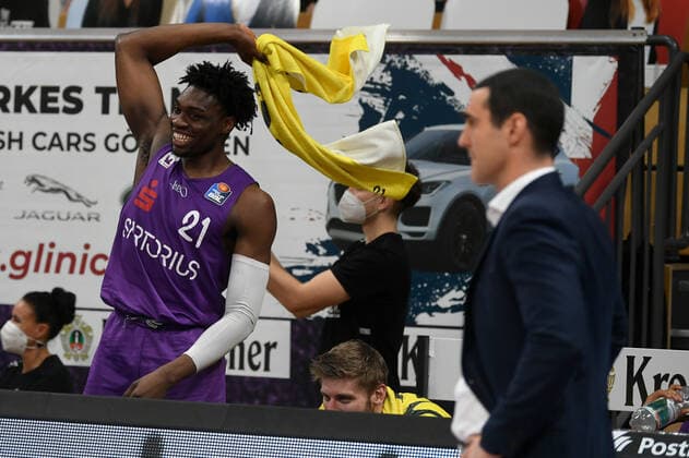 BG Göttingen S Oliver Baskets Würzburg 11 04 2021, Basketball Bundesliga easyCredit BBL, 2020 2021 season, main round, BG Göttingen S Oliver Baskets Würzburg Göttingens Tai Odiase swings in the towel Göttingen Lower Saxony Germany